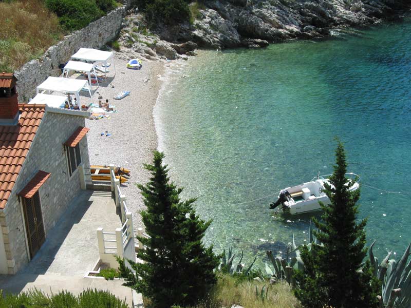Chorvatsko ubytování přímo u moře - ubytování u moře, přímo na pláži v robinzonádě Julie na ostrově Hvar - Chorvatsko