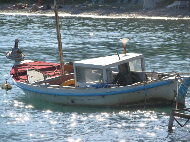 Dovolená u moře 2024 Řecko. Rybářské bárky na moři uvidíte na dovolené v Řecku všude