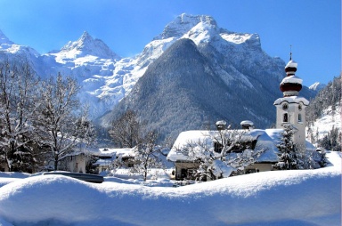 Lofer je nejen pro nás nejbližší lyžování v Rakousku, ale také nesmírně malebné alpské městečko.